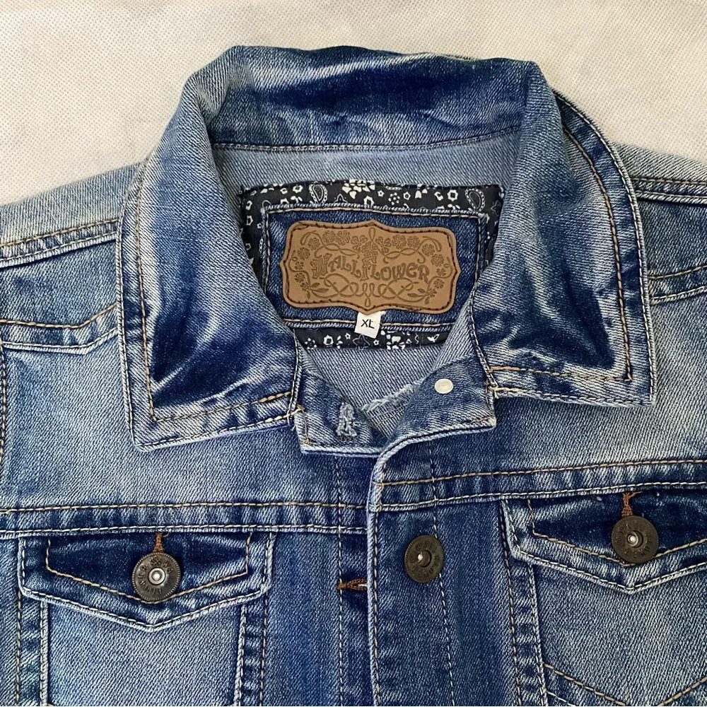 Wallflower Women’s Sleeveless Blue Denim Vest Size XL - Picture 3 of 7